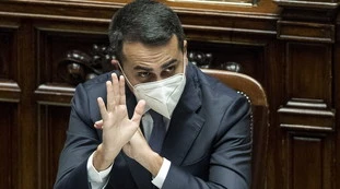 Luigi Di Maio, la "velina" passata ai giornali sul M5s spaccato: retroscena, i dubbi sulle mosse di Giuseppe Conte