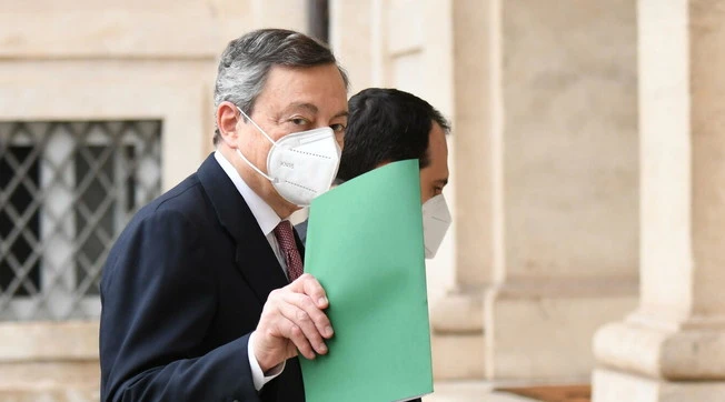 Mario Draghi, la mano del premier dietro lo stop allo sci: "Tutto è precipitato in 48 ore", alta tensione nel governo