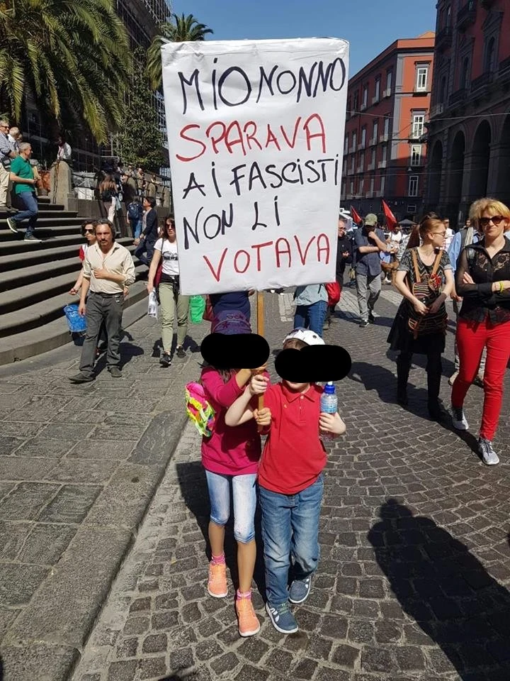 25 aprile, l'orrore degli anti-fascisti con due bambini: la follia nel cartello, come li mandano al corteo