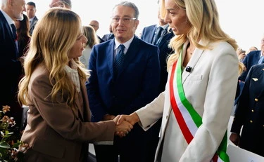 Silvia Salis "lasciata giù dal palco": il Pd dà i numeri, fango su Meloni