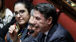 Giuseppe Conte, sciacallata contro Meloni: "Testa sotto la sabbia, taci sulle manganellate"
