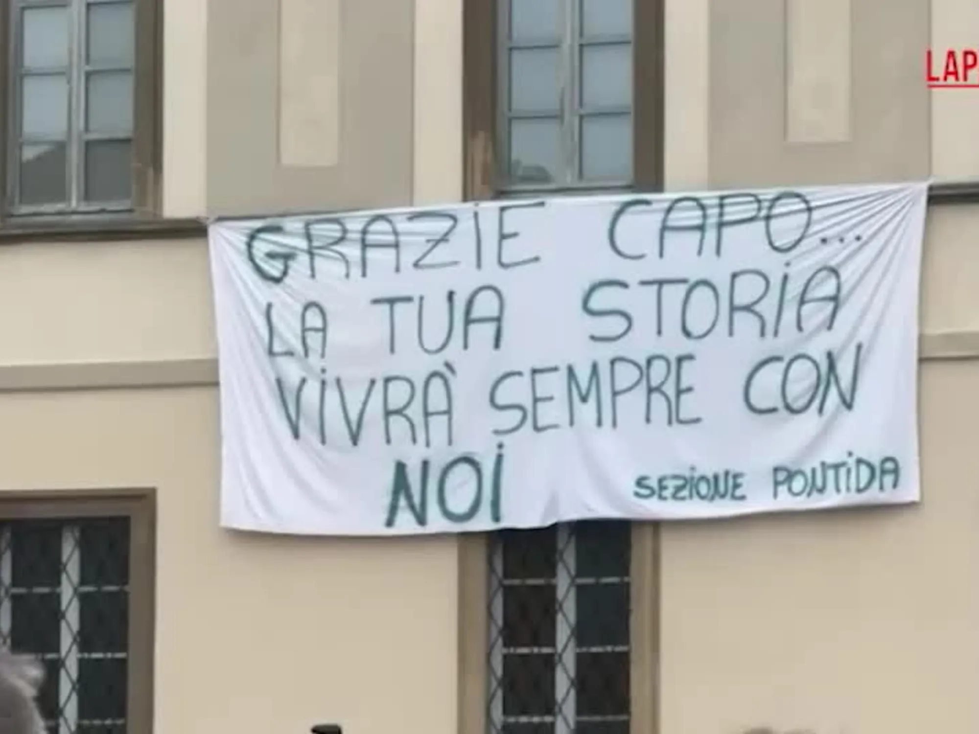 Urla, cori, striscioni: il commosso saluto a Umberto <span style="color: rgb(153, 0, 0);">Video</span>