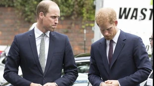 Principe Harry e William choc, la rissa davanti alla bara di Filippo: "Urla e insulti faccia a faccia al funerale del nonno"