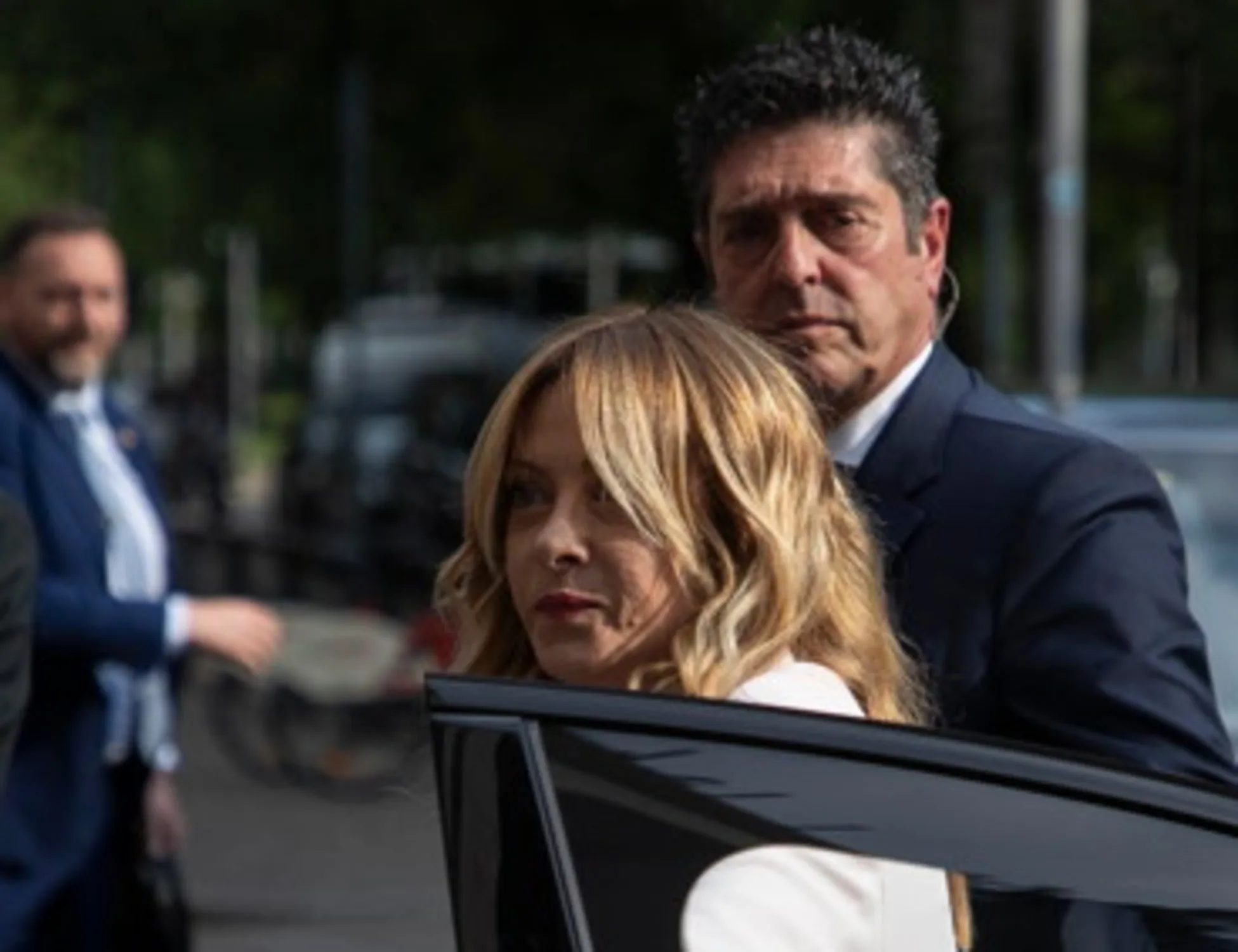 Leggi l'articolo: "Vertice segreto in Grecia"? Meloni smentisce il delirio complottista di Avs