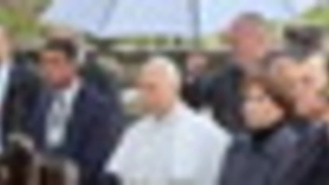 Papa in Algeria, pianta un ulivo a Ippona, terra di Sant'Agostino