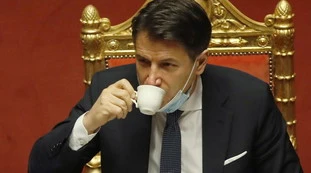 M5s, Giuseppe Conte verso la leadership: "Ma ha chiesto carta bianca". E Rocco Casalino "sventola" sondaggi...