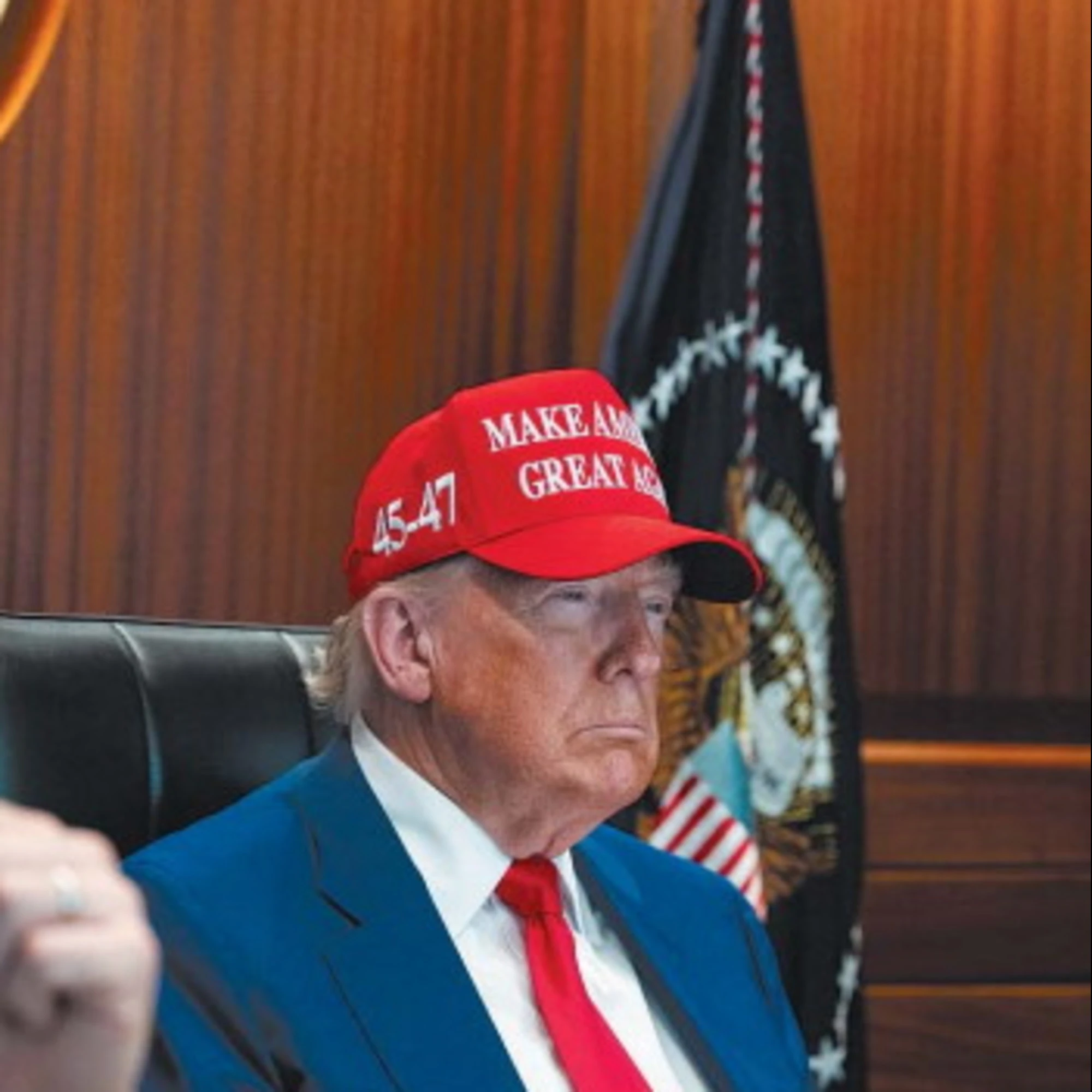 Sguardi, corna, cappelli: la storia del mondo passa dalle immagini della situation room