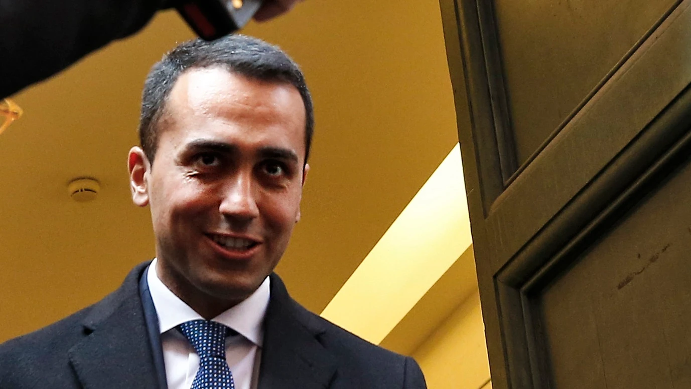 Luigi Di Maio, lo sfregio a Silvio Berlusconi: no a contatti telefonici, la notizia riferita da Gianni Letta