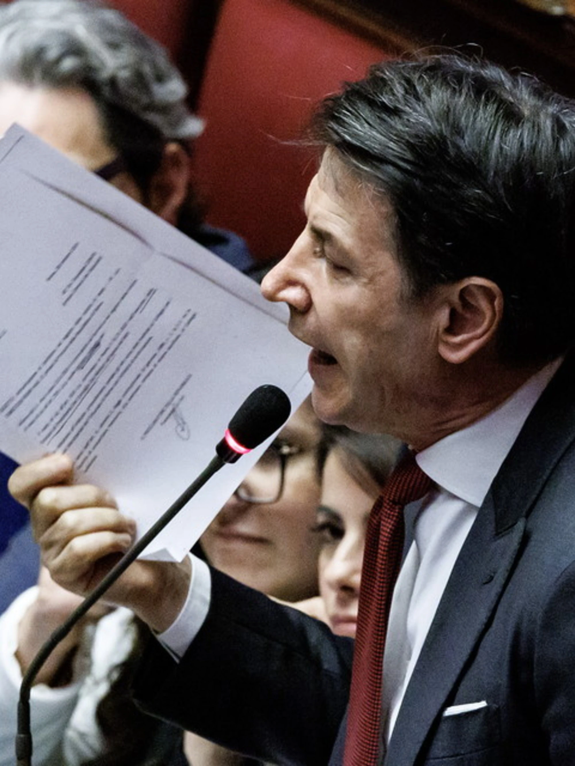 Giuseppe Conte, "e questi fischiettano": fango sul governo, sbugiardato a tempo record