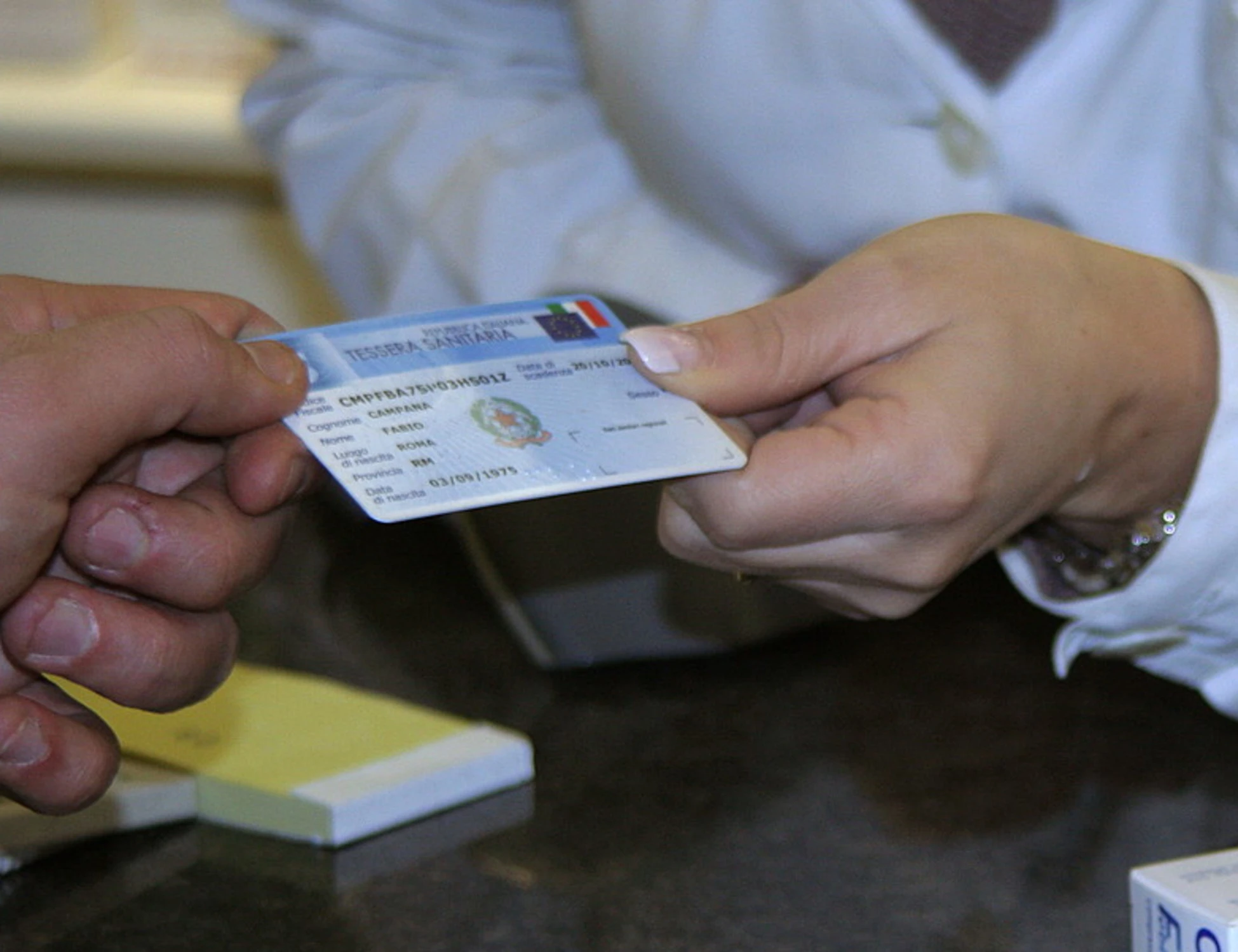 Tessera sanitaria, la truffa: sms e email, come ti rubano tutto