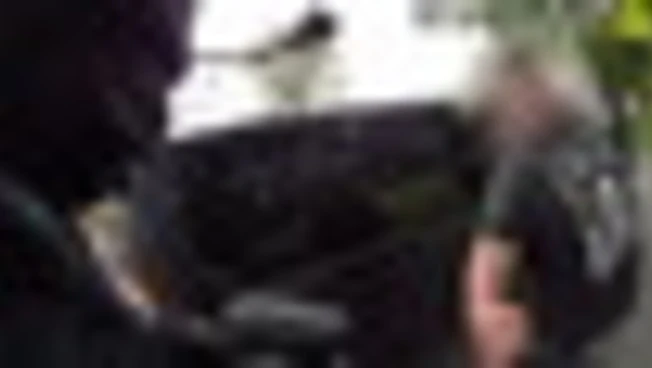 Gb, un autista aiuta un poliziotto a fermare un sospettato in fuga