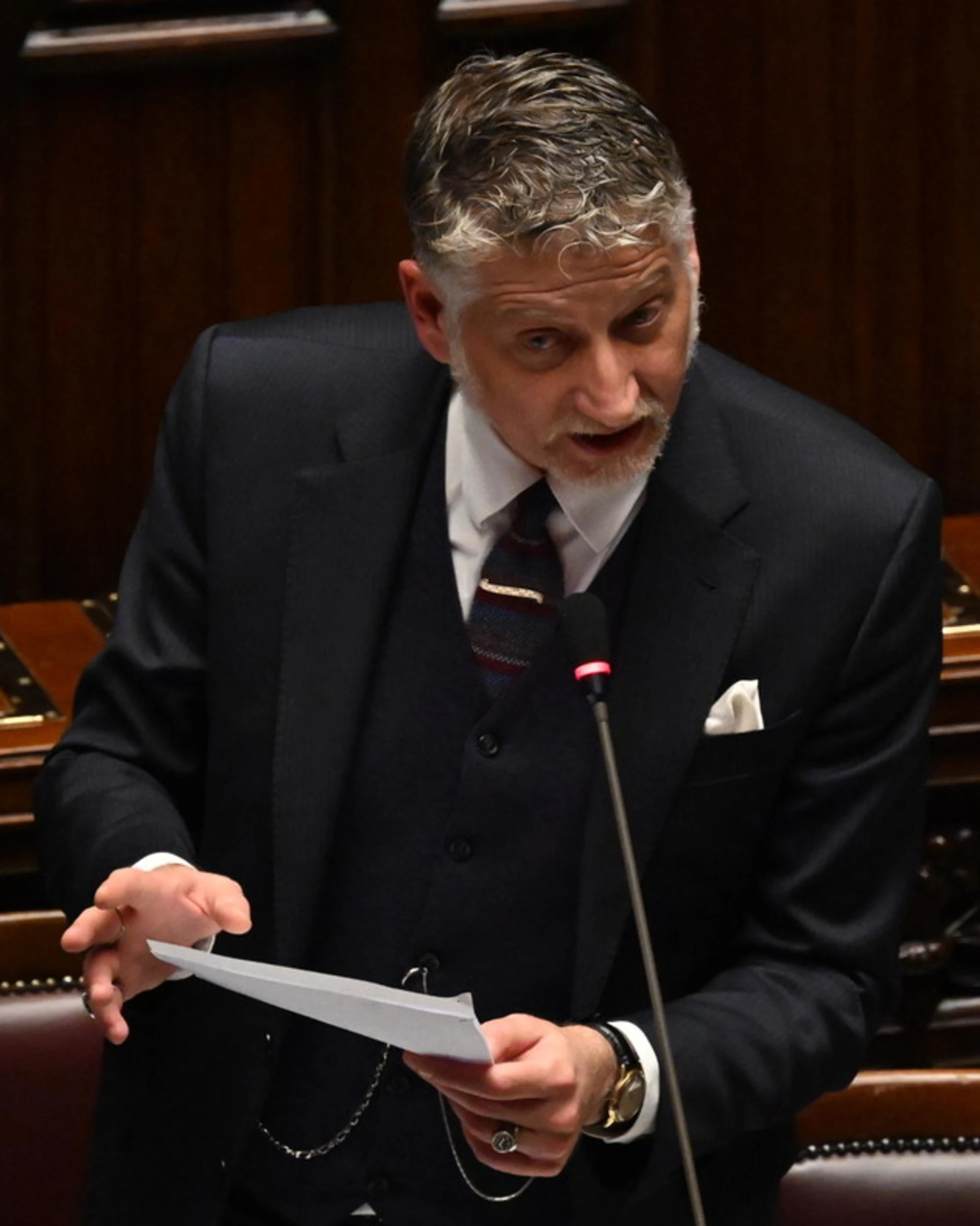 Alessandro Giuli smonta Renzi: "Tutti quelli col pollice opponibile"