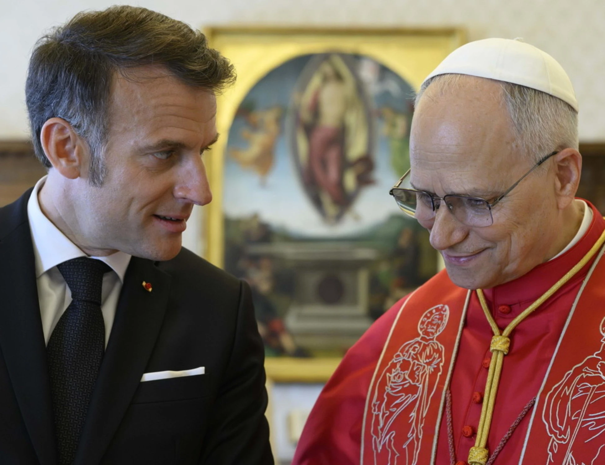 Emmanuel Macron schiaffeggiato anche da Papa Leone XIV
