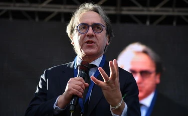 Bonelli dà la colpa a Meloni perfino per l'estate afosa
