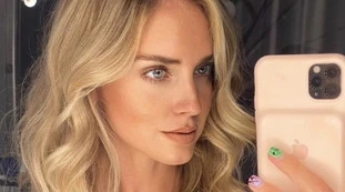 Chiara Ferragni, l'aiutino nel selfie: "Ma ti sono cresciute? Il potere del push up"