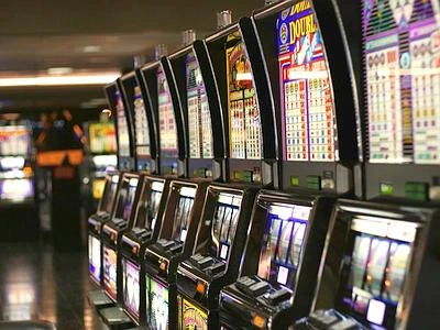 Roma, lasciano in auto il figlio di 2 mesi per giocare alle slot: genitori denunciati