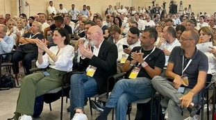 Bonaccini, chi ha abbracciato. Il segnale: Schlein, settimane contate