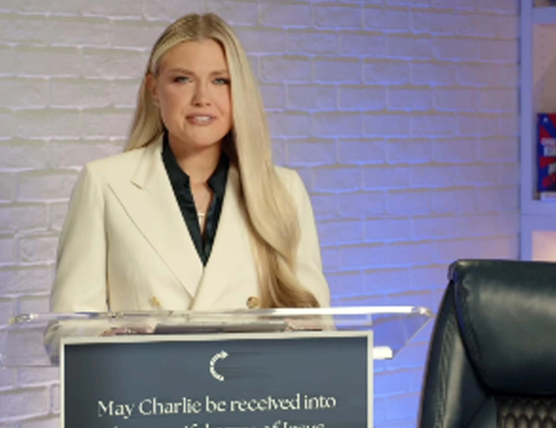 Il fuoco della fede: le lacrime e l'orgoglio della vedova Kirk