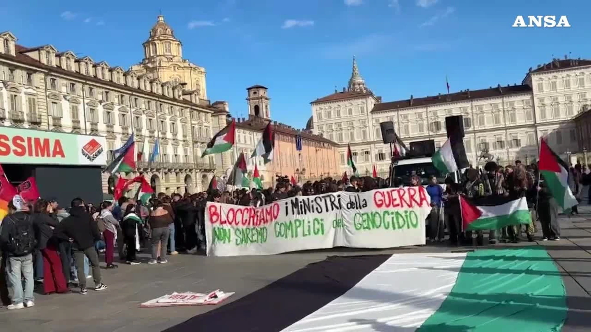 A Torino la protesta pro Pal: "Blocchiamo i ministri della guerra"
