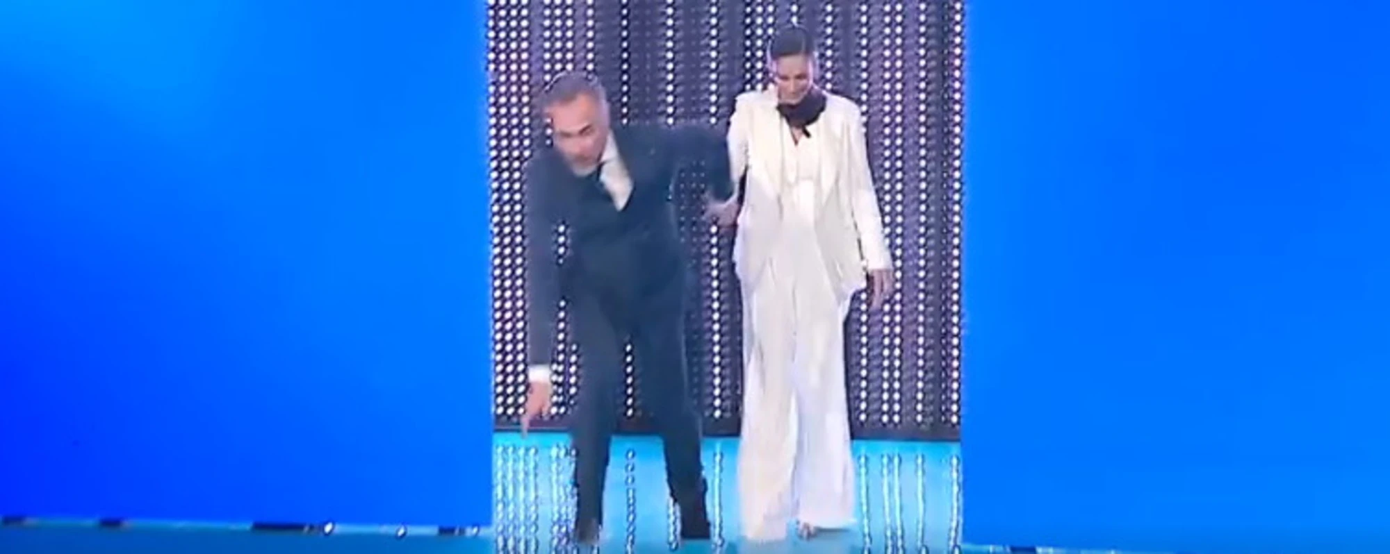 Gallo non vede il gradino e... Caos su Rai 1