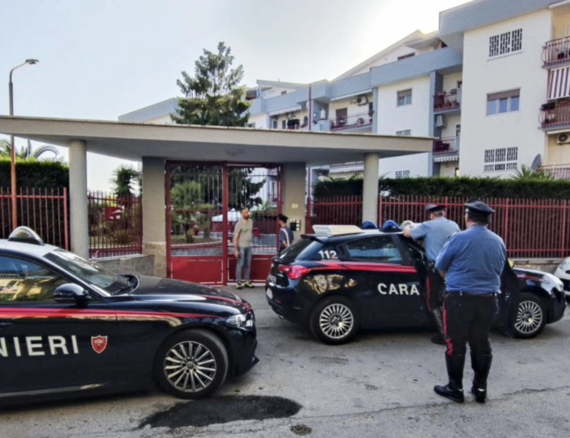 Napoli, omicidio choc: due fratelli uccidono il padre, cosa raccontano in giro