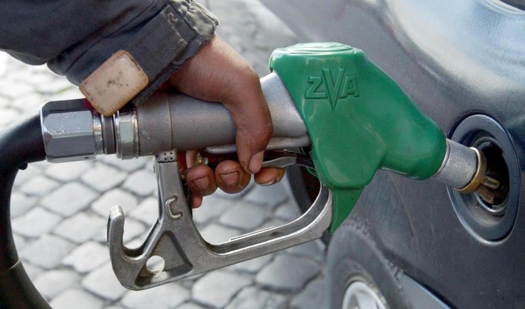 Sulla benzina i conti non tornanoChi fa la "cresta" di 10 centesimi?