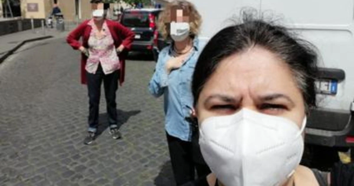 Michela Murgia si fa un selfie in strada, rischia la multa e se la prende col carabiniere: "Che rabbia"