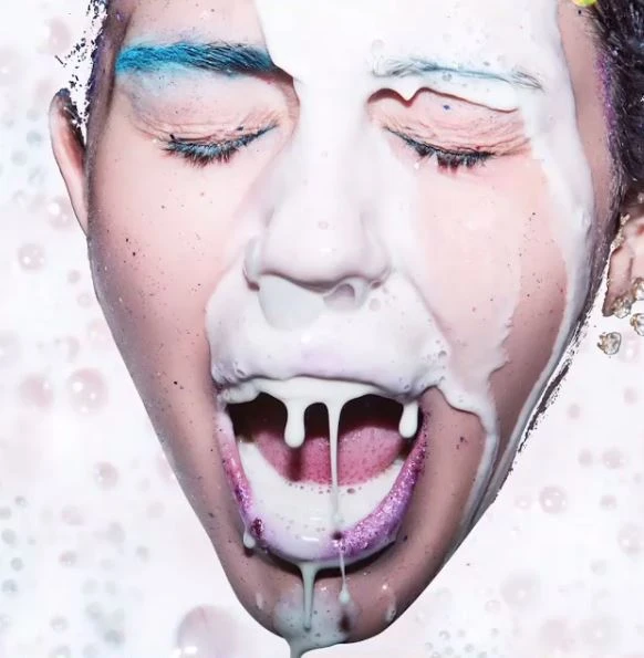 Miley Cyrus tutta nuda nello show con i Flaming lips