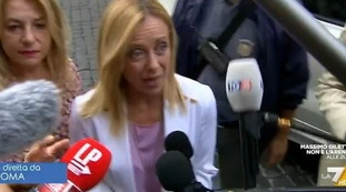 L'Aria che Tira, Giorgia Meloni nervosissima. Sbotta durante il collegamento con la Merlino: "Ve spostate?"