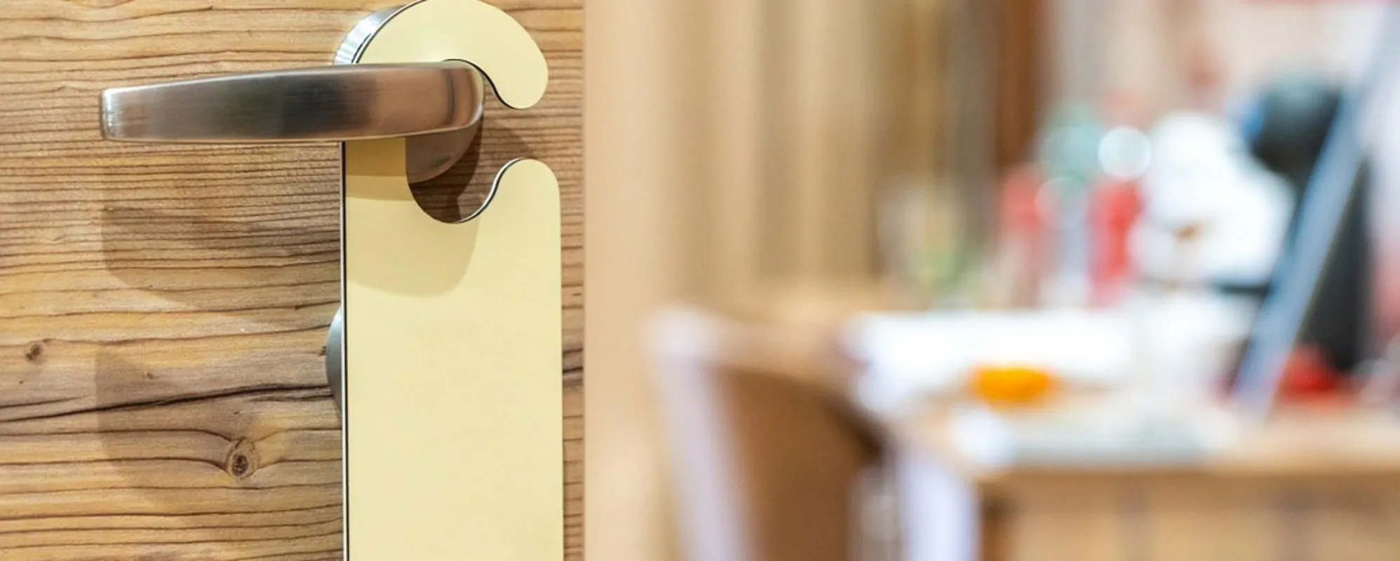 "Hotel 4 stelle, 18 euro a notte": le offerte scatenano il caos