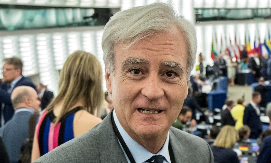 Antonio Maria Rinaldi denuncia il golpe contro i sovranisti all'Europarlamento: "Ma quale democrazia?"