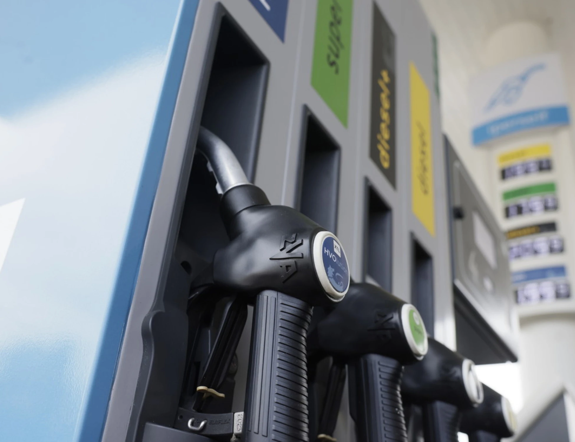 Carburante "allungato" e impianti irregolari: come ci fregano alla pompa