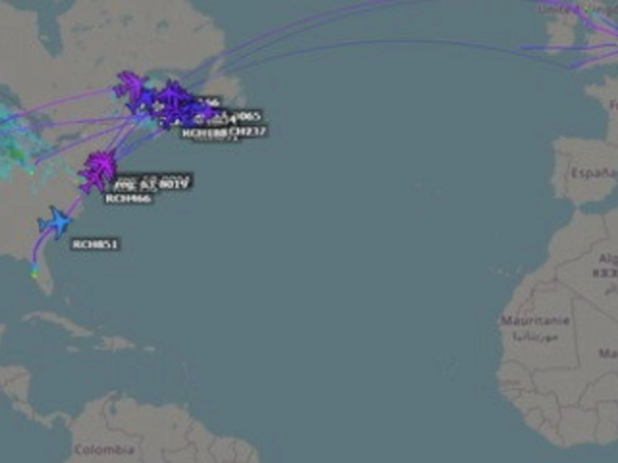 "Iran, Trump sta per attaccare: decine di jet e navi"