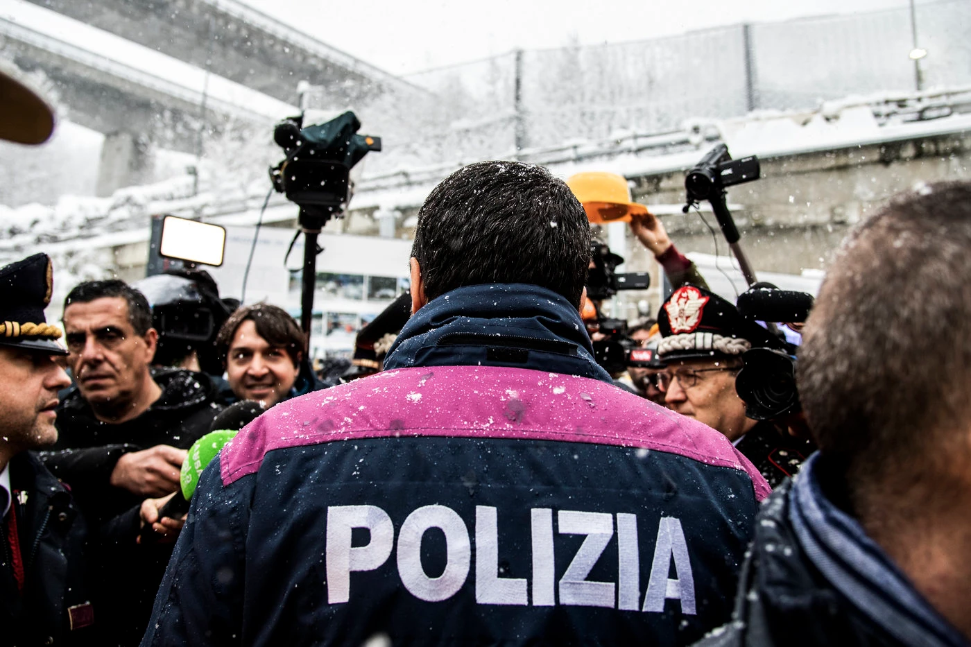 Diciotti e Sea Watch, Matteo Salvini e il sondaggio-plebiscito sui migranti. Suicidio Pd: "Il processo..."