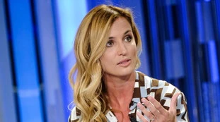 Beatrice Venezi distrugge la sinistra: "Se non sei figlia di papà della Milano bene..."