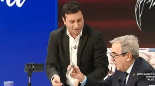 Parenzo, siparietto con Gasparri: "Fa le pulizie?", come viene beccato