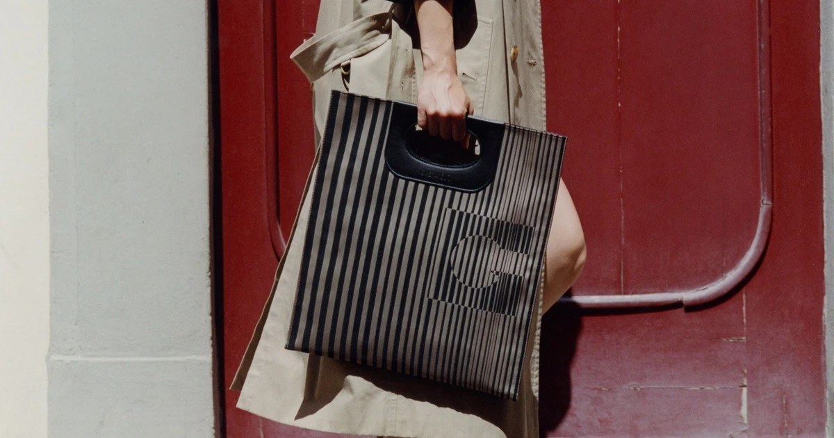 Torna Gherardini con la Bellona, borsa iconica, e  l'indimenticabile Piattina degli anni '70   