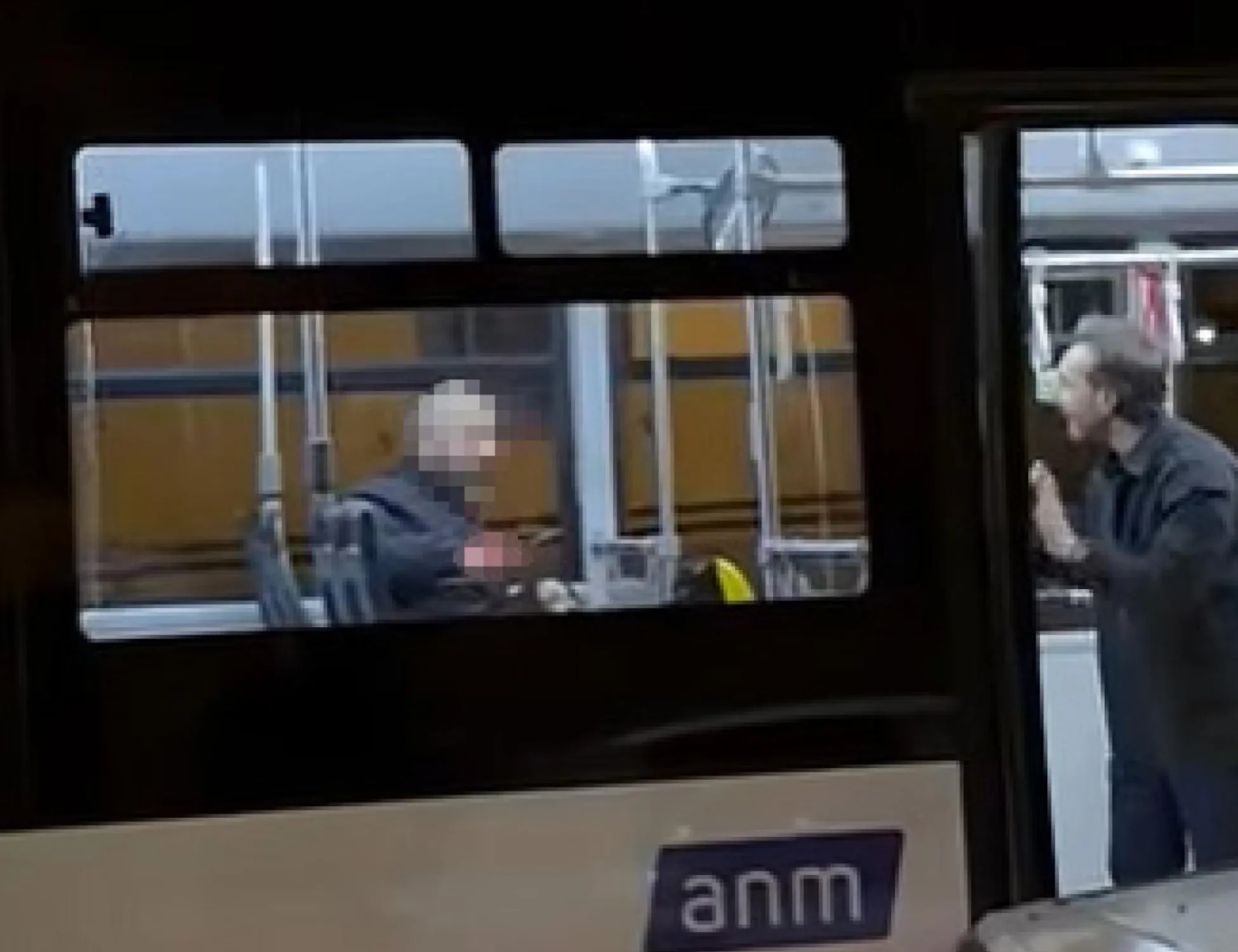 Leggi l'articolo: Prende in ostaggio donna sul bus e la accoltella, poi rischia il linciaggio: terrore a Napoli