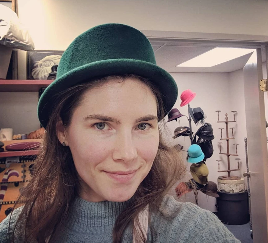 Amanda Knox, partecipa a una "cena con delitto" ma la foto fa infuriare i fan