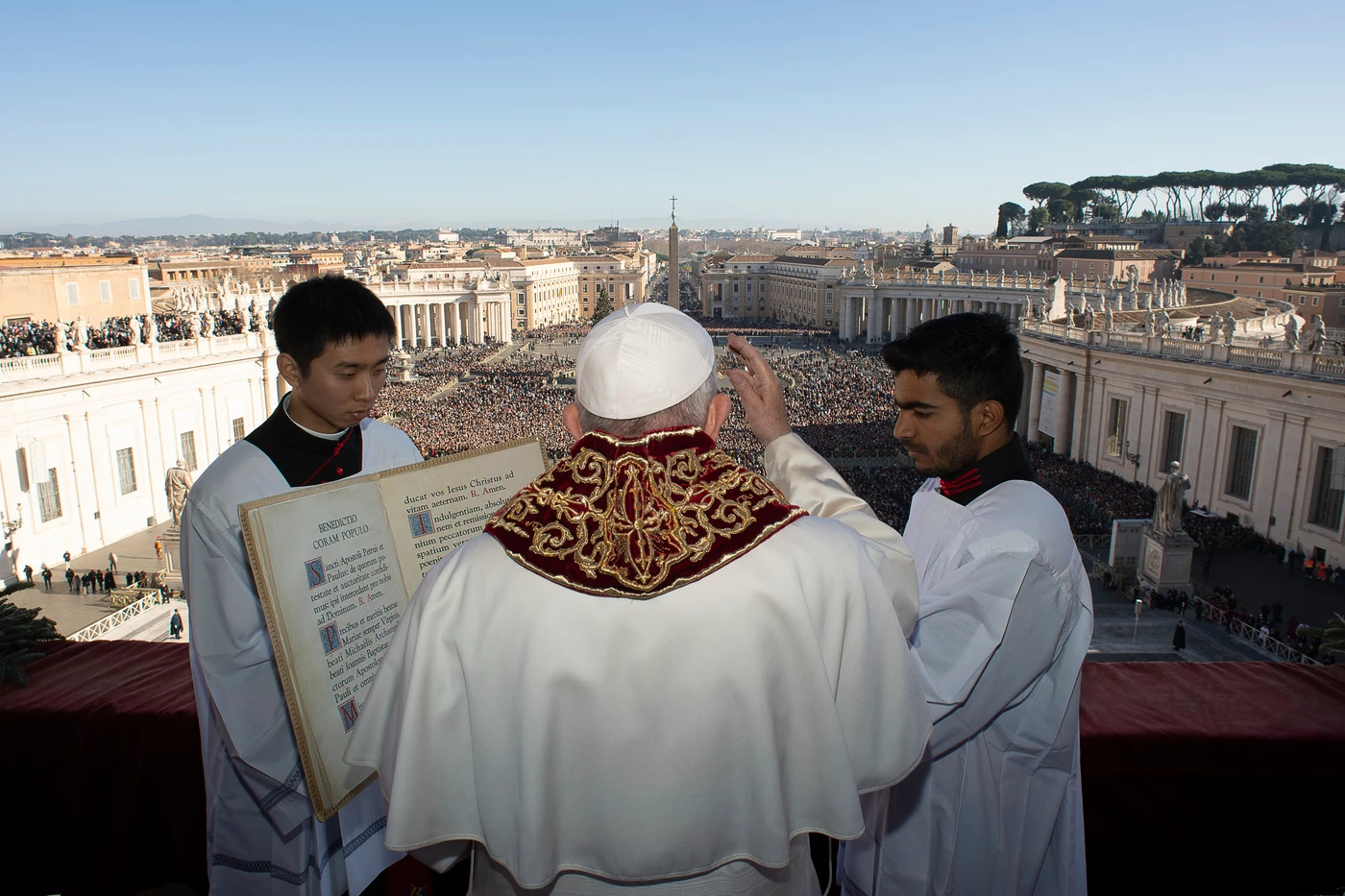 Papa Francesco chiede scusa alla fedele schiaffeggiata dalla finestra di San Pietro: "Ho perso la pazienza"