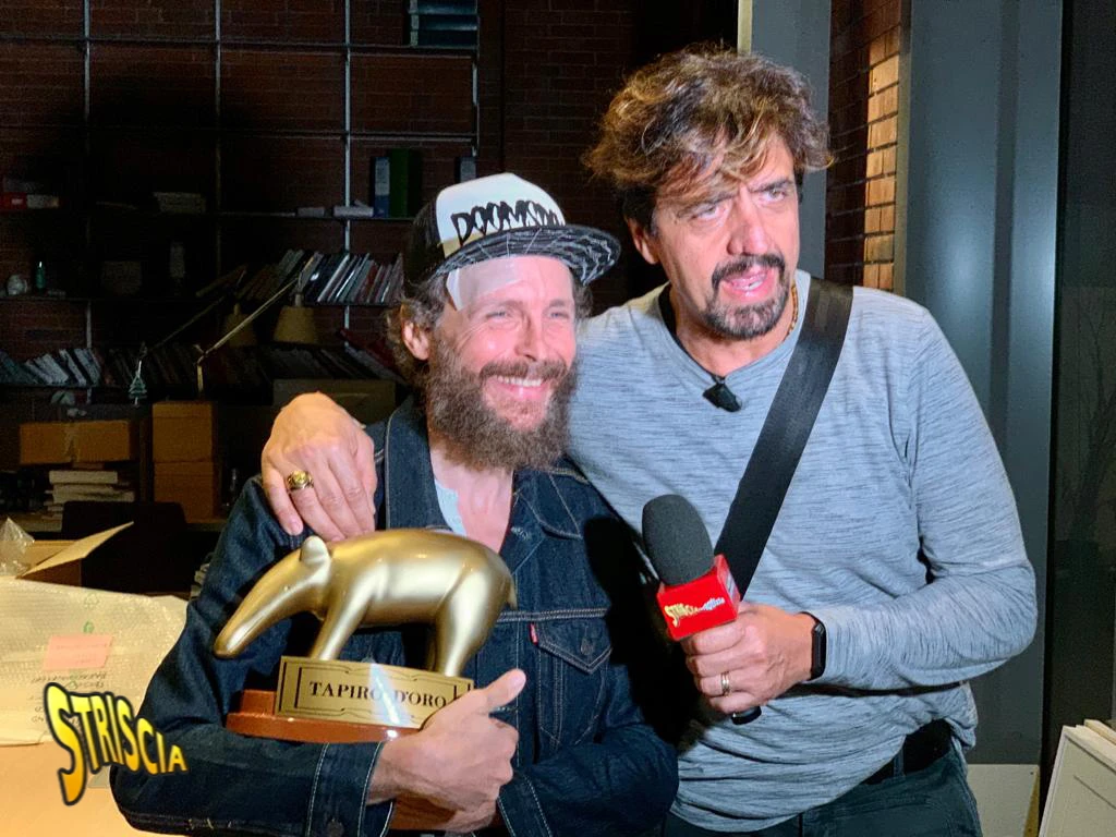 Striscia la notizia, Valerio Staffelli all&apos;assalto di Jovanotti: una storiaccia di truffa e soldi