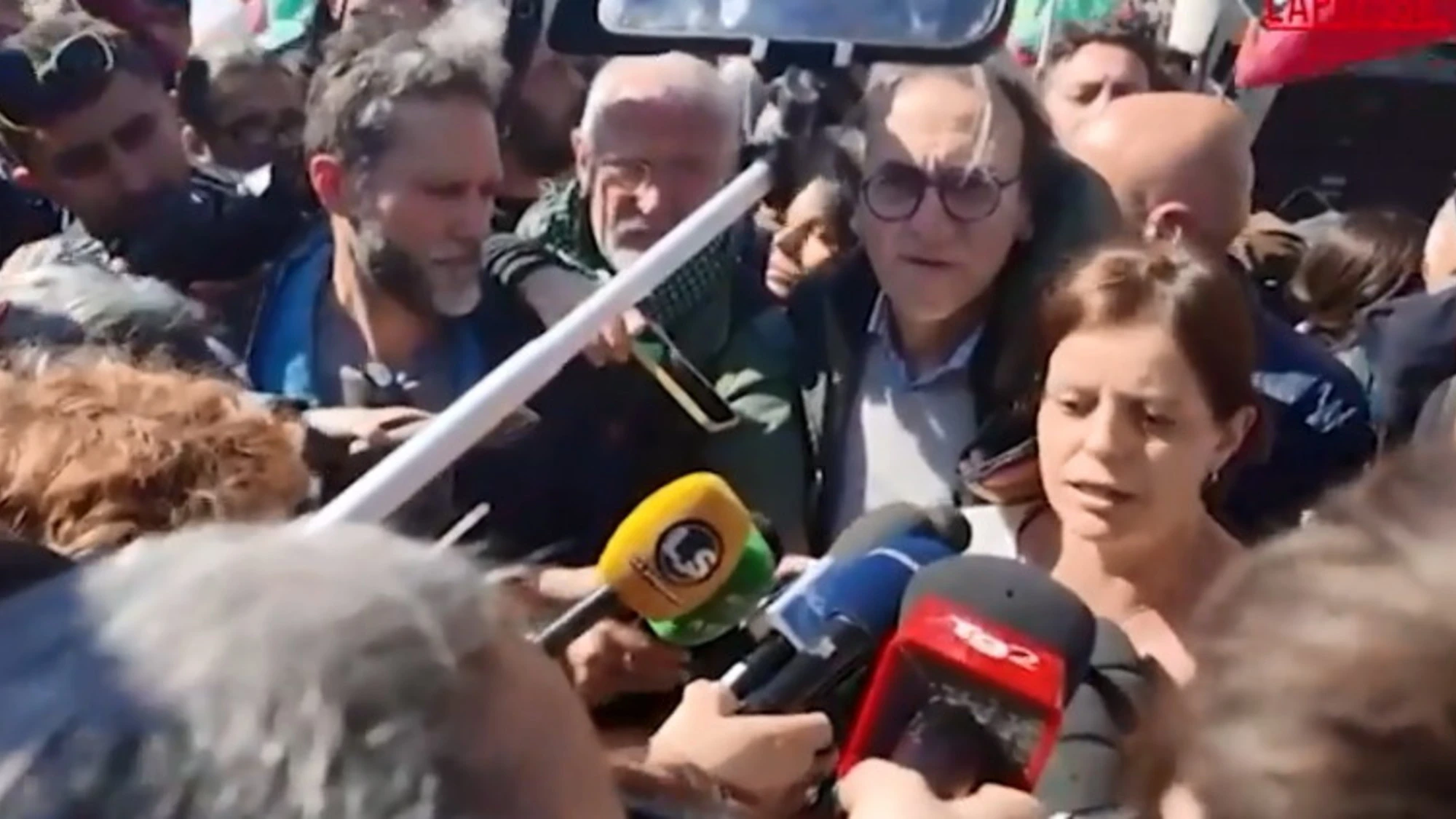 Ilaria Salis dal corteo: "Svegliata nella mia stanza d'albergo, controllo senza spiegazioni"