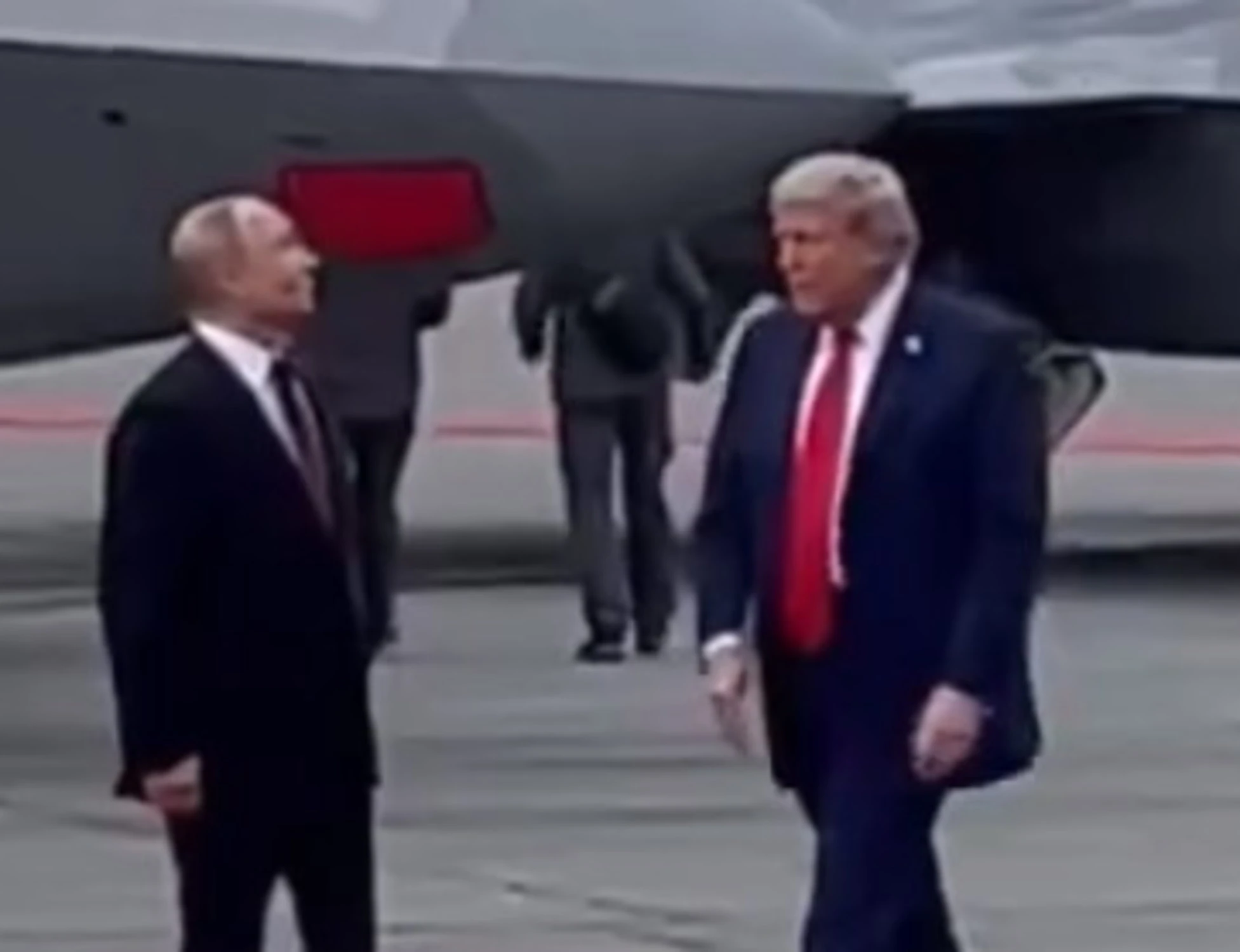 Putin, stringe la mano a Trump e alza lo sguardo: cosa stava volando sulle loro teste