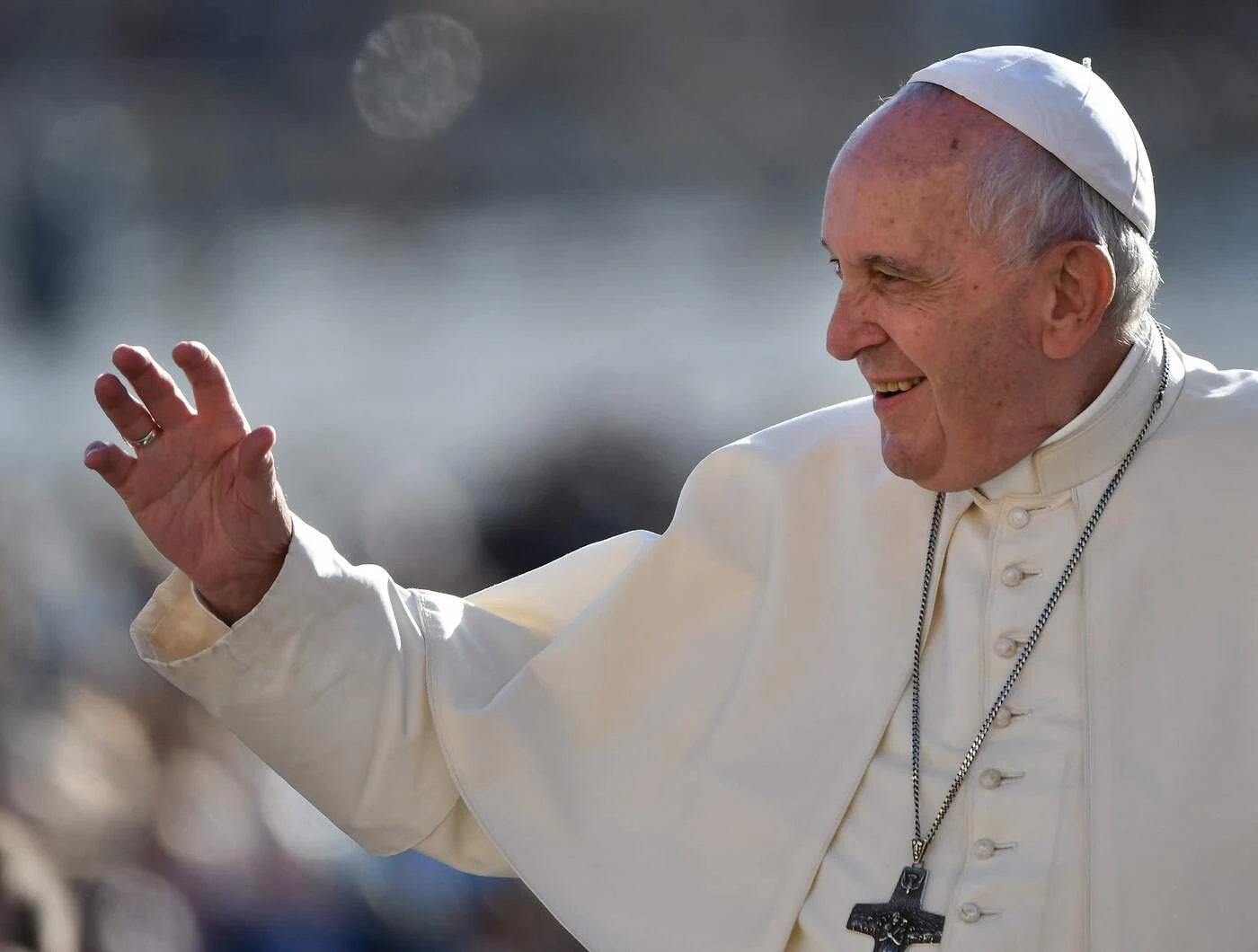 Papa Francesco contro chi mangia troppo: perché quello del Pontefice è un affondo ipocrita