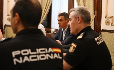 Sanchez a gestire l'emergenza? No, ecco dove l'hanno beccato: che figura...