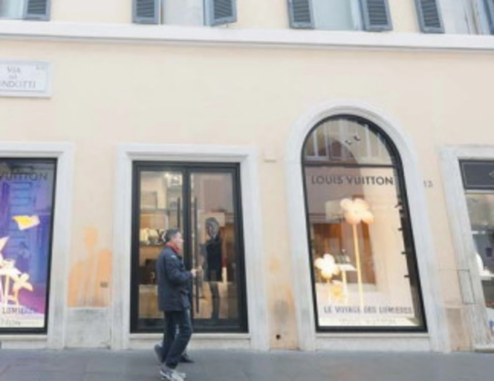 Roma, spaccata in centro: svaligiato il negozio Vuitton