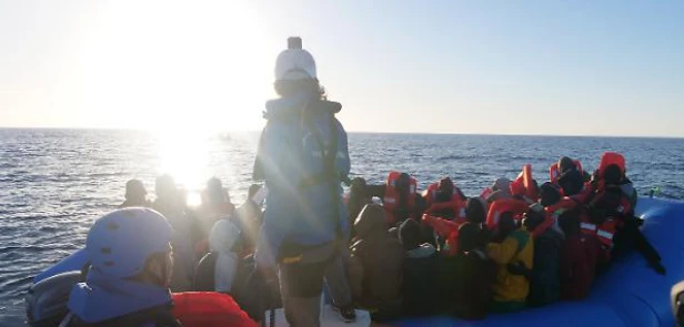 Pd e 5 Stelle danno spiccioli a pensionati e disabili, ma ecco quanti euro ricevono gli immigrati