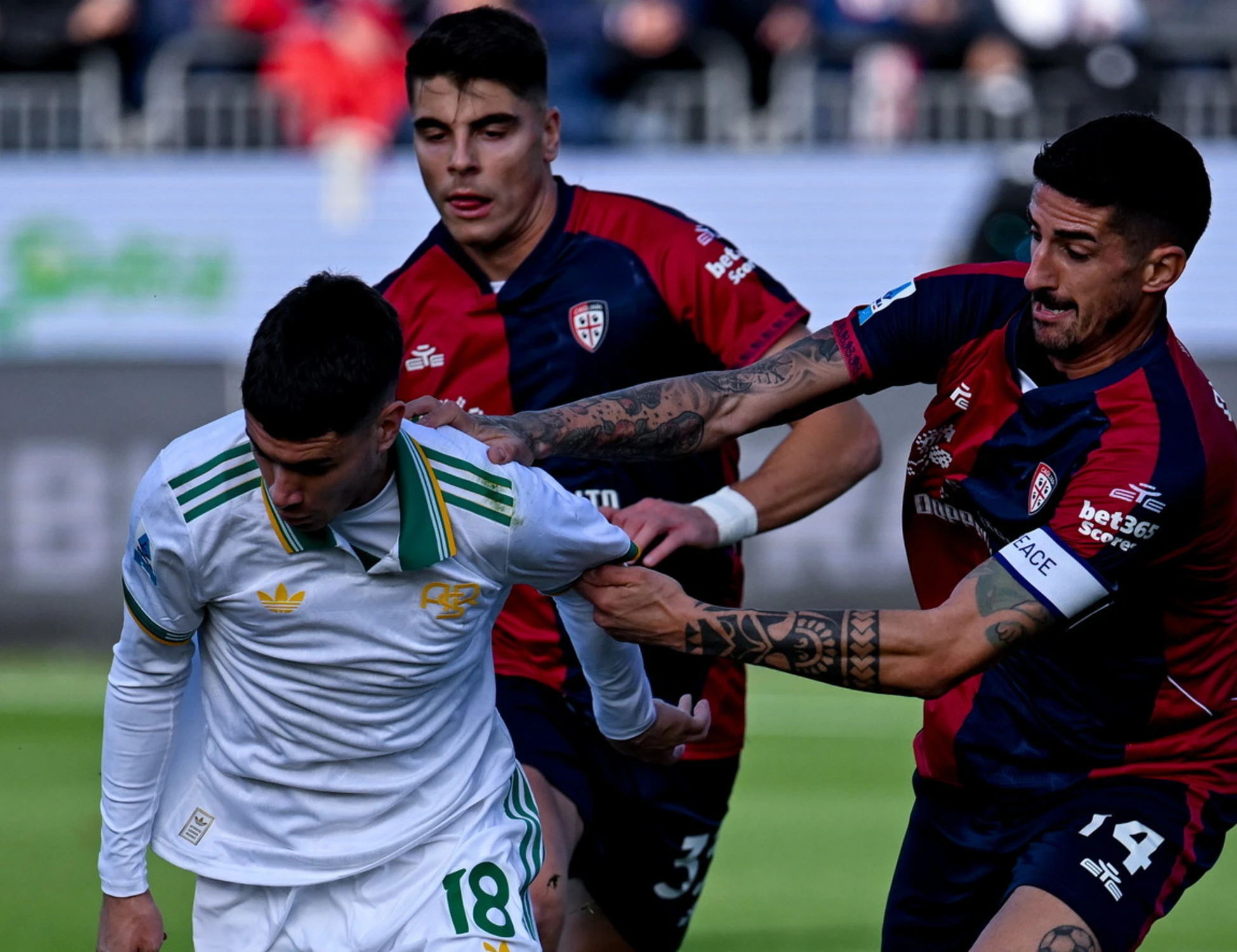 Serie A, seconda sconfitta per la Roma: cade contro il Cagliari. E Lazio-Bologna finisce in parità