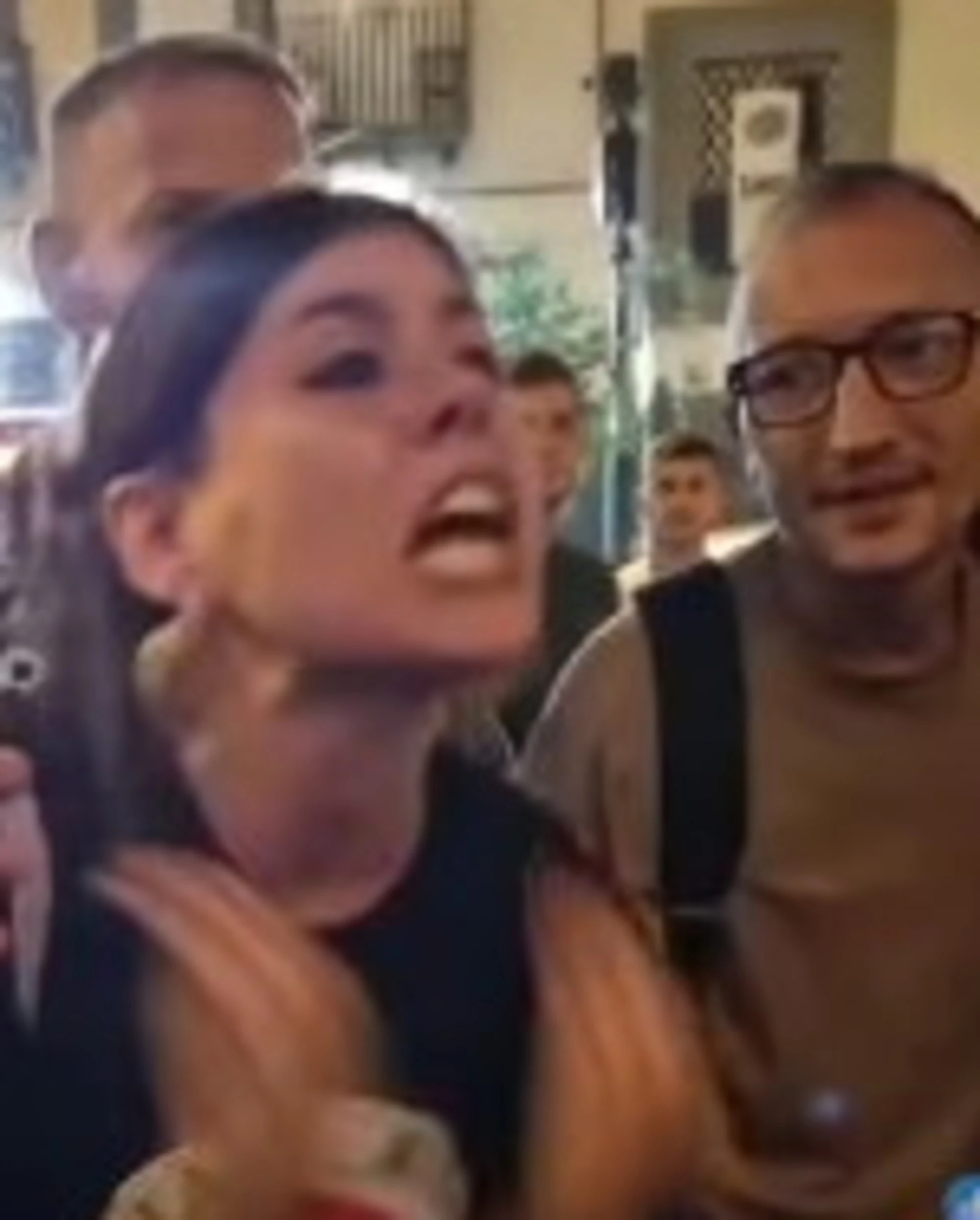 Napoli, scoppia la rissa tra Borrelli e Potere al Popolo per una sigaretta