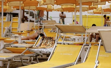 Matera, 18enne marocchino molesta due donne in spiaggia: finisce malissimo